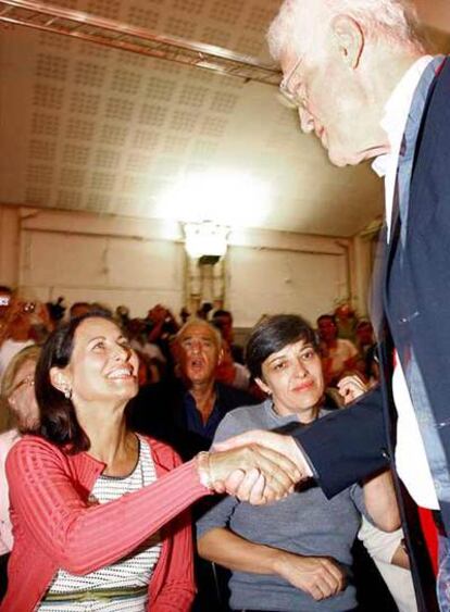 Ségolène Royal saluda a Lionel Jospin en La Rochelle en agosto de 2006.