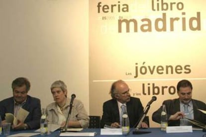 De izquierda a derecha, Miguel García (FANDE), Michèle Chevallier y Fernando Valverde (CEGAL), Antonio María de Ávila (FGEE) y Mauricio Santos (ANELE).