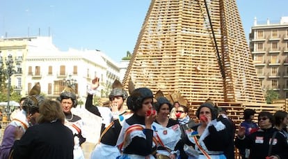 Empleados de centros de discapacitados protestan vestidos de fallera por los impagos del Consell.