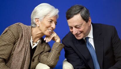 Christine Lagarde conversa com Mario Draghi.