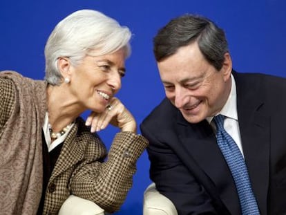 Christine Lagarde conversa com Mario Draghi.