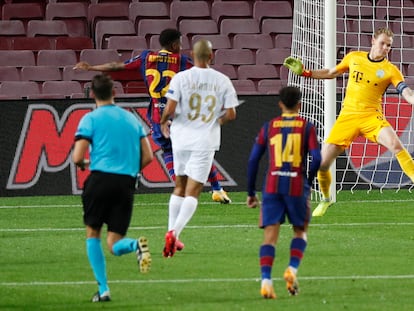 Ansu Fati marca el segundo gol del Barcelona contra el Ferencvaros en un vacío Camp Nou.