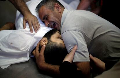 Shaher al-Madhoon, que murió durante la protesta en la frontera entre Israel y Gaza, y su hermano que reacciona por encima de su cuerpo en la morgue de un hospital en el norte de la franja de Gaza el 14 de mayo de 2018.