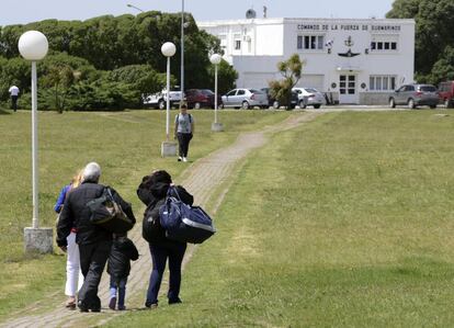 Familiares de los desaparecidos en el submarino argentino llegan a la base militar de Mar de Plata el 19 de noviembre de 2017.