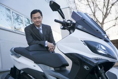 Carlos Wang, director general de la segunda marca de motos más vendida en España, posa con uno de sus modelos.