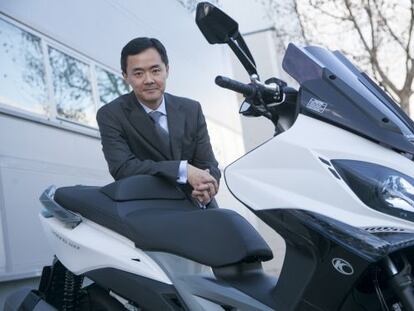Carlos Wang, director general de la segunda marca de motos m&aacute;s vendida en Espa&ntilde;a, posa con uno de sus modelos.
