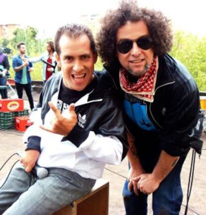 Langui y Calamaro, en la grabación del videoclip en el barrio de Pan Bendito, en el distrito madrileño de Carabanchel.