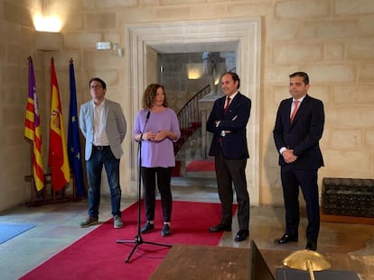 (De izquierda a derecha) El conseller de Modelo Económico, Turismo y Trabajo, Iago Negueruela; la presidenta del Govern, Francina Armengol; el presidente de Iberia, Javier Sánchez: y el presidente de Iberia Express, Carlos Gómez