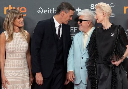 El presidente del Gobierno, Pedro Sánchez (segundo por la izquierda), y su mujer, Begoña Gómez (a la izquierda), posan junto al director Pedro Almodóvar, y la actriz Tilda Swinton, este jueves en el Festival de Cine de San Sebastián.