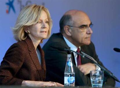 La vicepresidenta segunda y ministra de Economía y Hacienda, Elena Salgado, junto con el presidente del Círculo de Economía, Salvador Alemany, durante la clausura de la XXV Reunión de esta institución que ha tenidfo lugar hoy en Sitges (Barcelona).