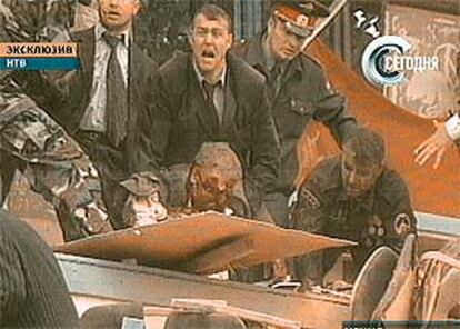 Imágenes de la televisión rusa MTV momentos después de producirse la explosión en el estadio.