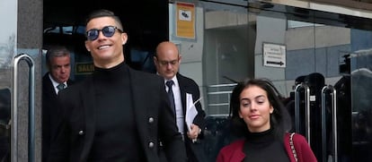 El exjugador del Real Madrid Cristiano Ronaldo, junto a su pareja Georgina Rodríguez, a su llegada ayer a la Audiencia Provincial de Madrid.
