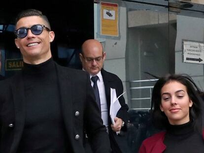 El exjugador del Real Madrid Cristiano Ronaldo, junto a su pareja Georgina Rodríguez, a su llegada ayer a la Audiencia Provincial de Madrid.