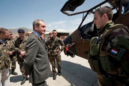 El ministro de Defensa francés Gerard Longuet (izda) durante su visita en Kabul (Afganistán) ayer, domingo, 17 de abril.