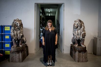 Joana junto a dos de sus leones. Son piezas de escayola habituales en los bazares chinos a los que Vasconcelos da vida forrándolos con complicados collages de punto de croché.