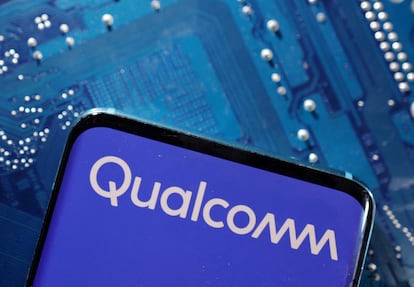 Un 'smartphone' con el logo de Qualcomm.