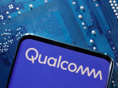 Un 'smartphone' con el logo de Qualcomm.