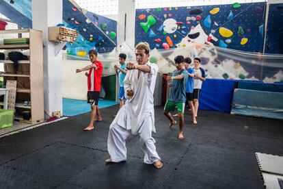 El joven afgano Nasim Ahmadi, instructor de kárate de la ONG, durante la clase que da por la mañana en su gimnasio. Ahmadi lleva cuatro años practicando kárate.