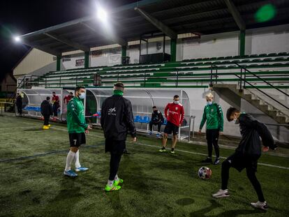 Un entrenamiento del Fisterra, equipo de la Tercera División gallega.