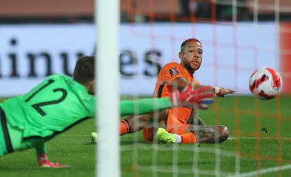 Memphis Depay marca el segundo gol de Países Bajos.