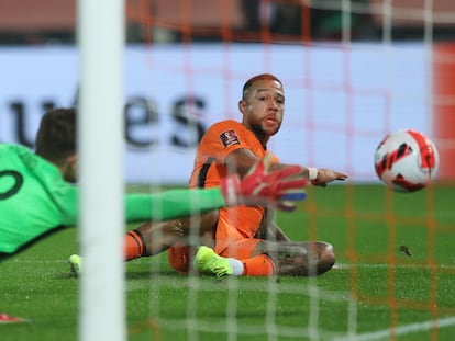 Memphis Depay marca el segundo gol de Países Bajos.