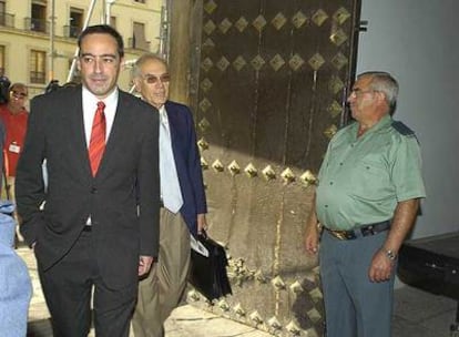 El juez De Urquía, a la izquierda, a su llegada al Tribunal Superior de Andalucía para prestar declaración.