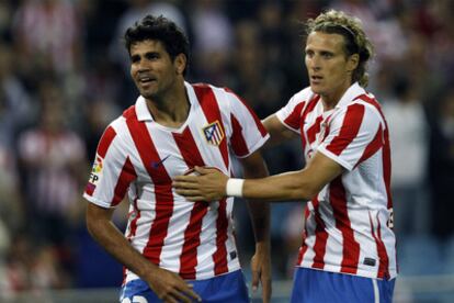 Diego Costa recibe la felicitación de Forlán tras el gol.