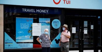 Ciudadanos británicos, en un establecimiento de TUI en Chester.