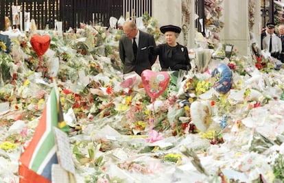 La Reina Isabel II de Inglaterra y su esposo, Felipe de Edimburgo observan los miles de ramos de flores depositados por ciudadanos en el exterior del Palacio de Buckingham, el 5 de septiembre de 1997 en memoria de Diana de Gales, fallecida en accidente de tráfico, el 31 de agosto de ese mismo año.