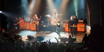 El grupo Eagles of Death Metal, tocando en Bataclan el viernes. / AFP