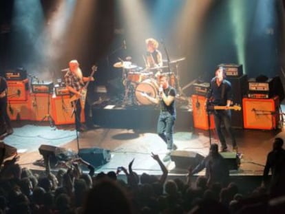 El grupo Eagles of Death Metal, tocando en Bataclan el viernes. / AFP