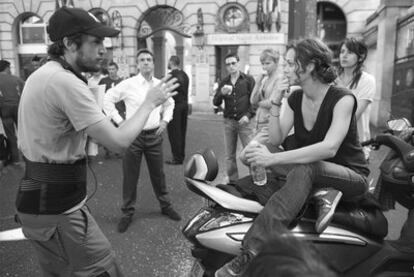 Guillaume Canet charla en el rodaje con Marion Cotillard. Con camisa blanca, François Cluzet, y con camisa negra, Benoît Magimel.