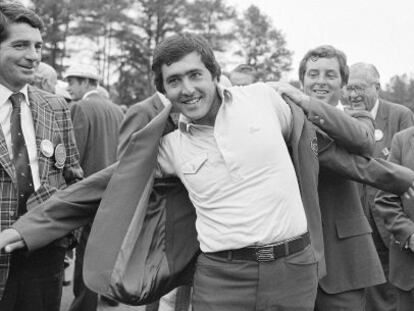 Severiano Ballesteros recibe, en 1980, la chaqueta verde, de manos de Fuzzy Zoeller.