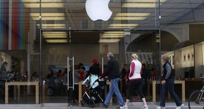 Clients entren a la botiga d'Apple de San Francisco (EUA).