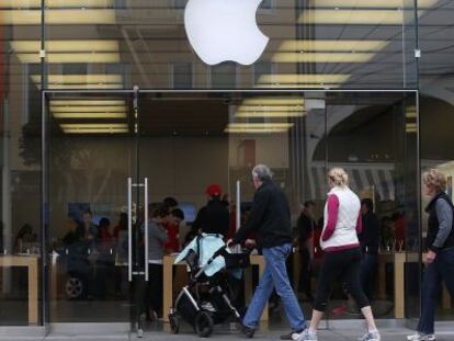 Clients entren a la botiga d'Apple de San Francisco (EUA).