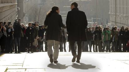 Los líderes del PSOE, Pedro Sánchez (d), y de Podemos, Pablo Iglesias, a su llegada al Congreso, en marzo de 2016.
