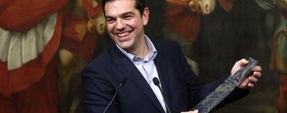 Alexis Tsipras, el l&iacute;der de Syriza, posa con la corbata que le regal&oacute; ayer el primer ministro italiano, Mateo Renzi. 