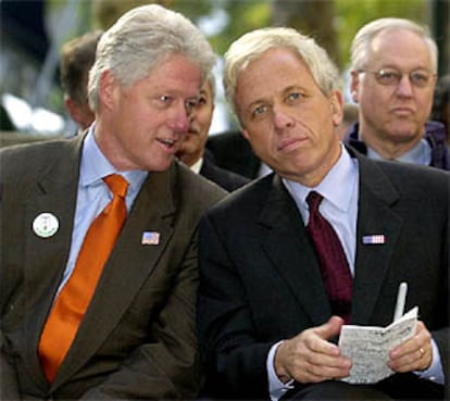 El candidato demócrata, Mark Green, acompañado de Bill Clinton en el acto final de su campaña.