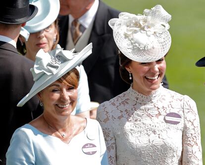 Carole Middleton junto a su hija, Kate Middleton, en las carreras de Ascot de 2017.