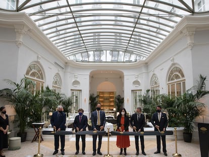Tradicional corte de cinta de reapertura de Mandarin Oriental Ritz Madrid, al que ha asistido la presidenta de la Comunidad Isabel Diaz Ayuso y el alcalde de Madrid José Luís Martinez-Almeida.