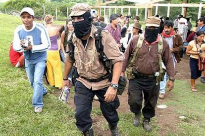 Marcos, el pasado agosto, tras su reaparición para hablar de los partidos políticos que participan en la campaña presidencial mexicana de 2006.