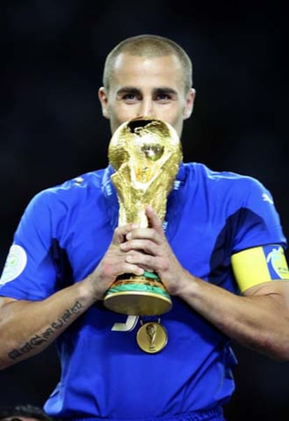 Cannavaro, el capitán de Italia, besa el trofeo de la Copa del Mundo.