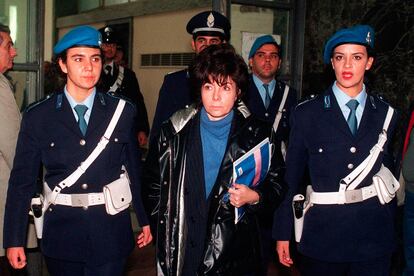 Patrizia Reggiani escoltada por la policía durante el juicio.