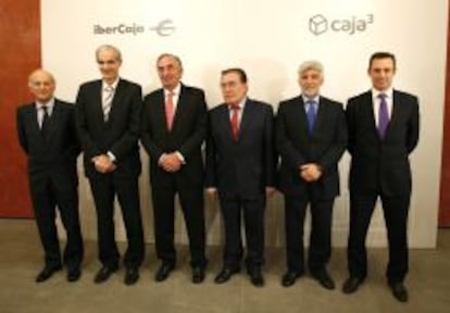 Los representantes de Caja3 e Ibercaja &ndash;Amado Franco, presidente de Ibercaja, es el tercero por la izquierda&ndash;, en Zaragoza, durante la firma del acuerdo de fusi&oacute;n.