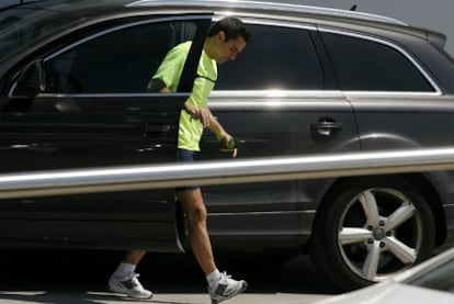 Xavi llegando a la Ciudad Deportiva tras pasar por el hospital.