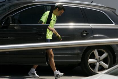 Xavi llegando a la Ciudad Deportiva tras pasar por el hospital.