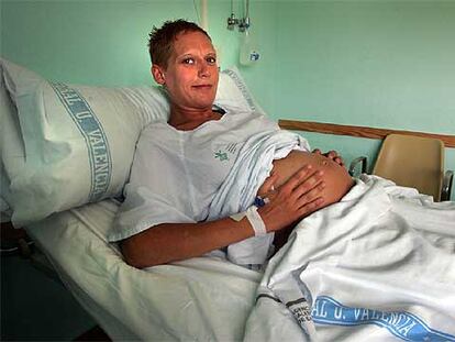 Cristina Jasán, una de las heridas, embarazada, se recupera en la maternidad del Hospital General de Valencia.