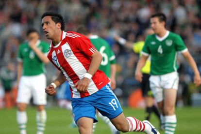 El jugador paraguayo Lucas Barrios celebra el único gol de su equipo en el amistoso contra Irlanda.