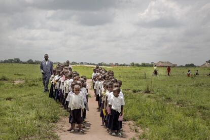 El maestro Sengan Kambi dirige a un grupo compuesto por un centenar de niños hacia el punto de vacunación. Tienen entre 6 y 15 años y, antes de salir de la escuela, les han explicado qué es una vacuna. Todos saben qué es el sarampión, una enfermedad que en lengua kilumba se conoce como Kabukosue.
