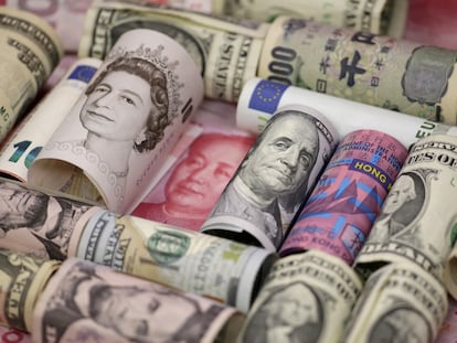 Billetes de euro, dólar estadounidense y de Hong Kong, yen y libra esterlina.